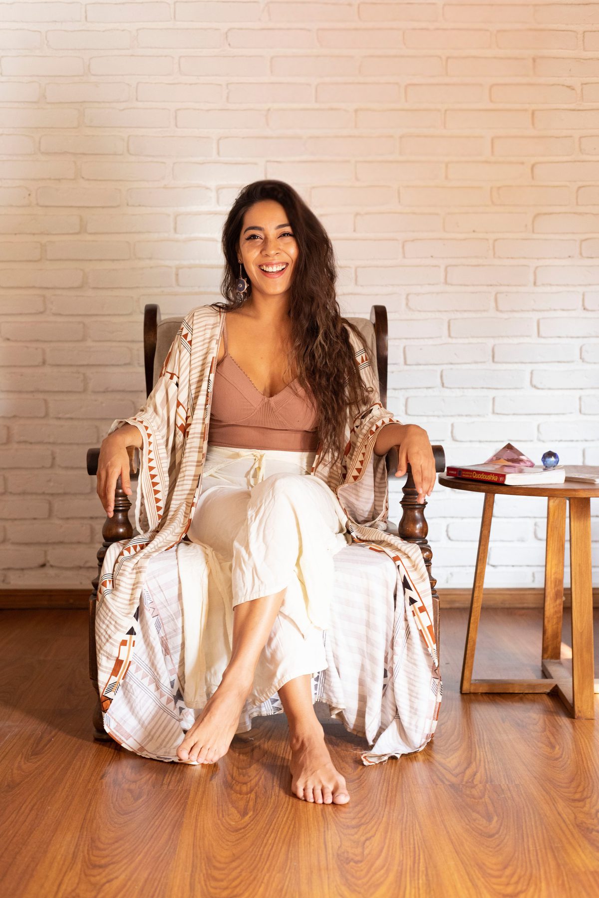 La Dra. Pamela Corona sentada en su consultorio en Playa del Carmen